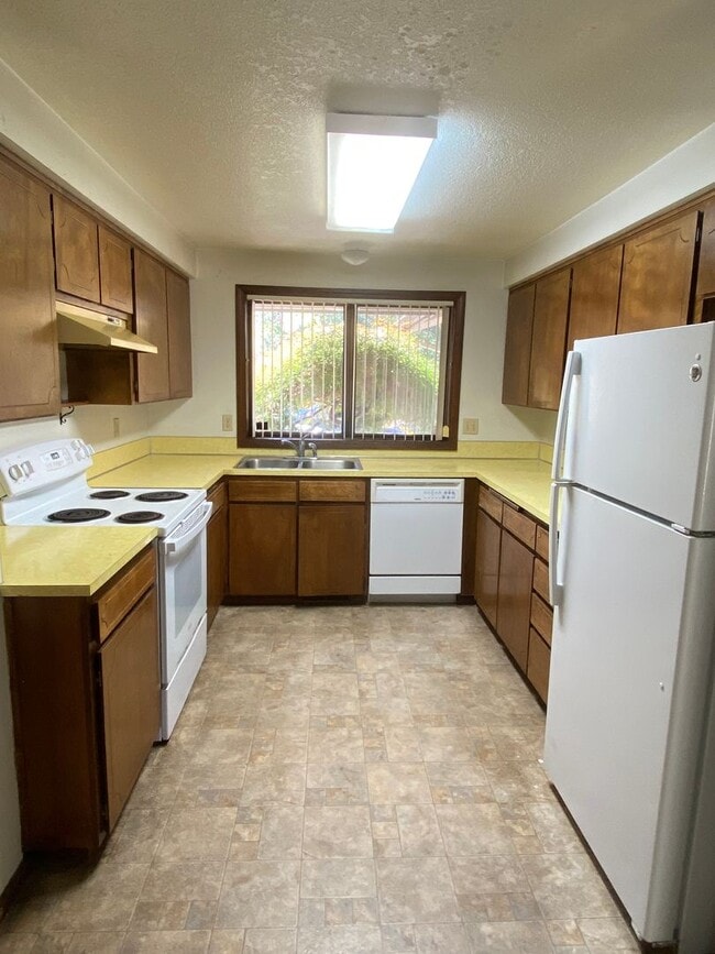 Building Photo - Location Location Location! 4 Bedroom Clos...