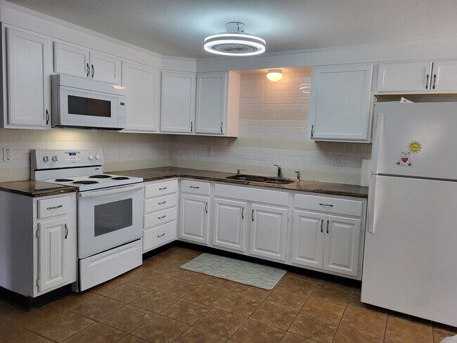 Building Photo - 204 Gibbons Ct
