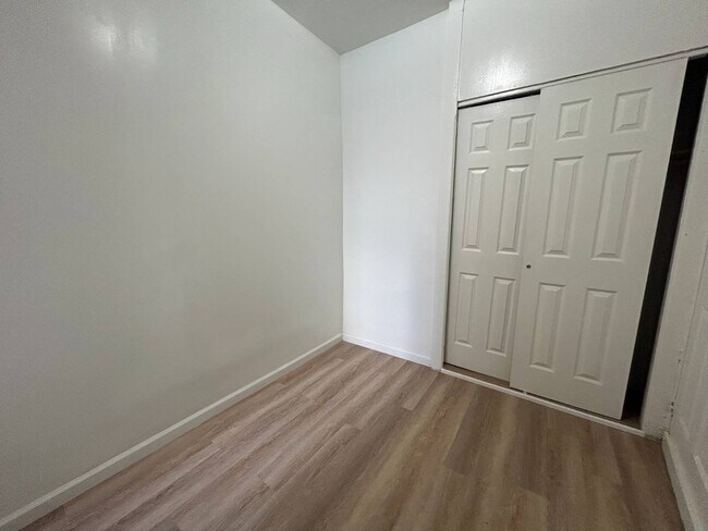 Foto del edificio - 681 Rhinelander Ave