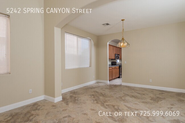 Foto del edificio - 5242 Spring Canyon St
