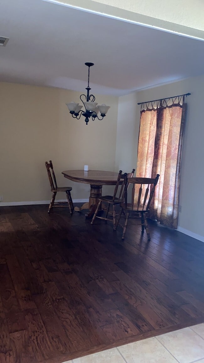 Building Photo - 2005 Magic Hill Dr