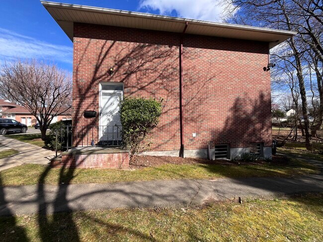 Building Photo - 20 Willowbrook Ct