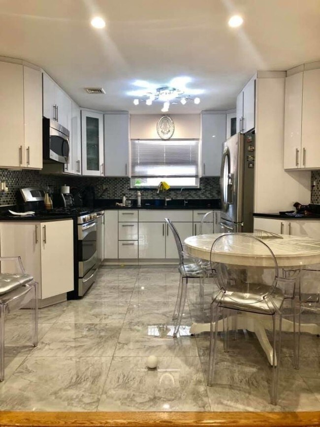 Foto del edificio - 2458 E 14th St