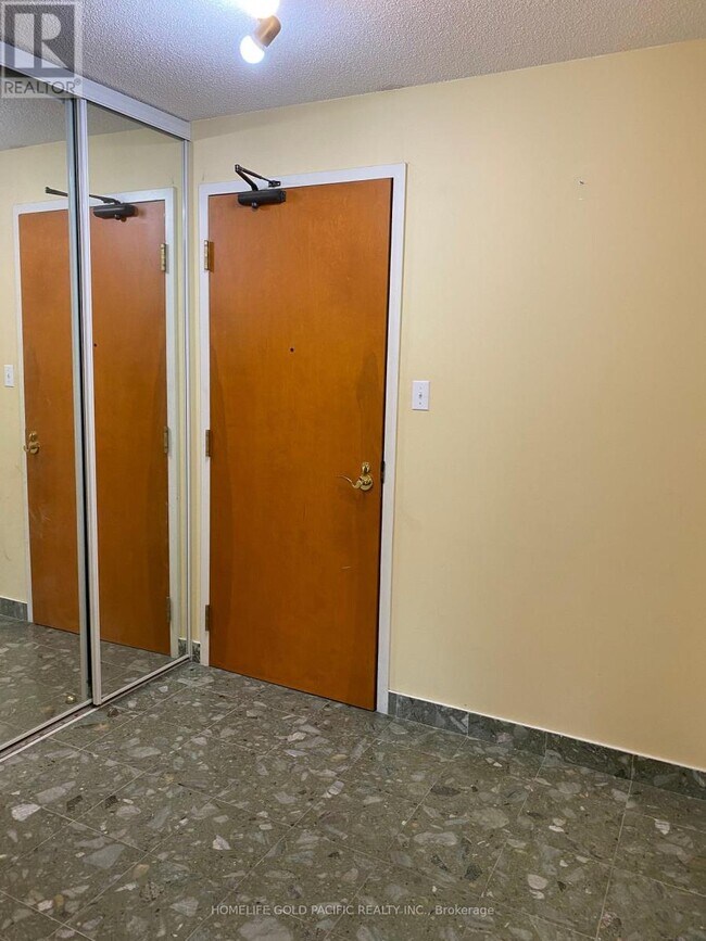 Building Photo - 260 Doris Ave