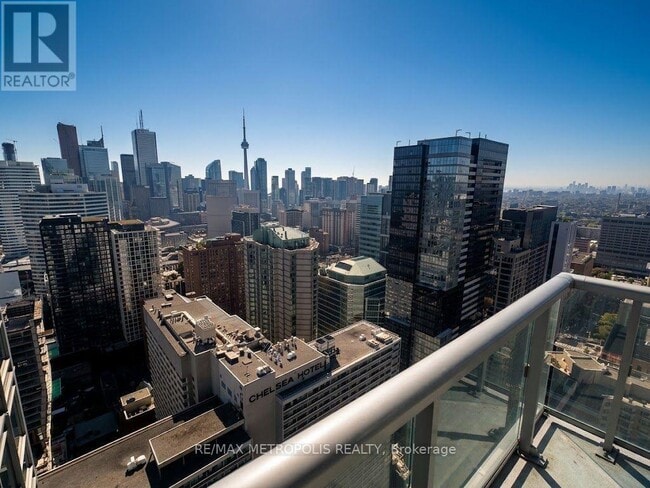 Building Photo - 386 Yonge St