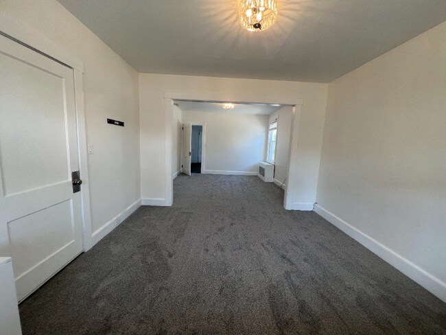 Living room / Dining Room - 129 Prescott Ave