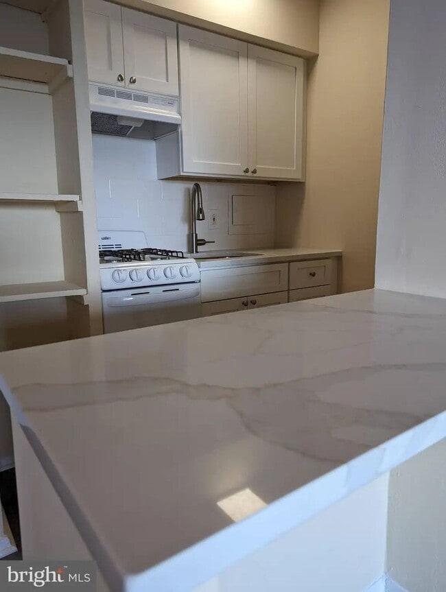 Building Photo - Available Now - High-Floor 1-Bedroom Condo at RiverWest in Center City