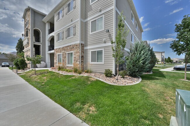Building Photo - Main Floor Condo in Saratoga Springs!