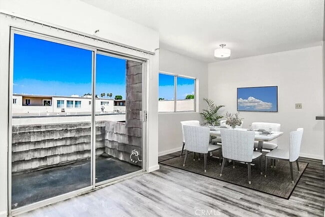 Building Photo - "Chic 1-Bed Oasis with Central Vacuum & Ha...