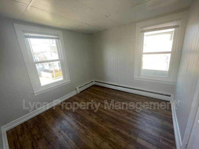 Building Photo - 5 Vose St