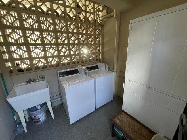 Building Photo - PENSACOLA VISTA 2/1/1 sec, laundry
