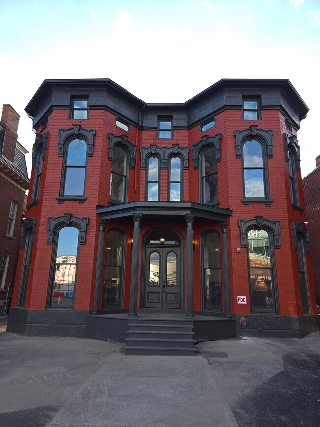 Building Photo - 884 Main St
