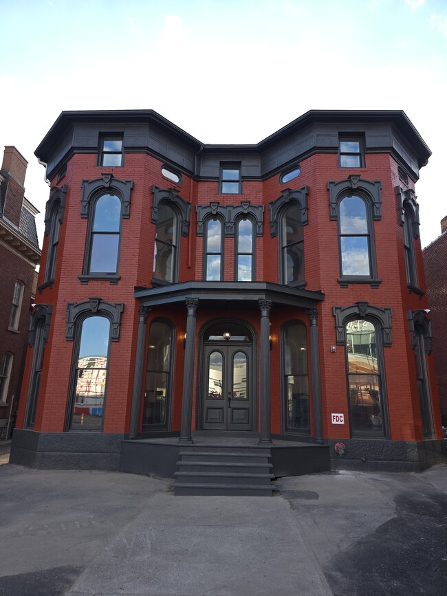 Building Photo - 884 Main St