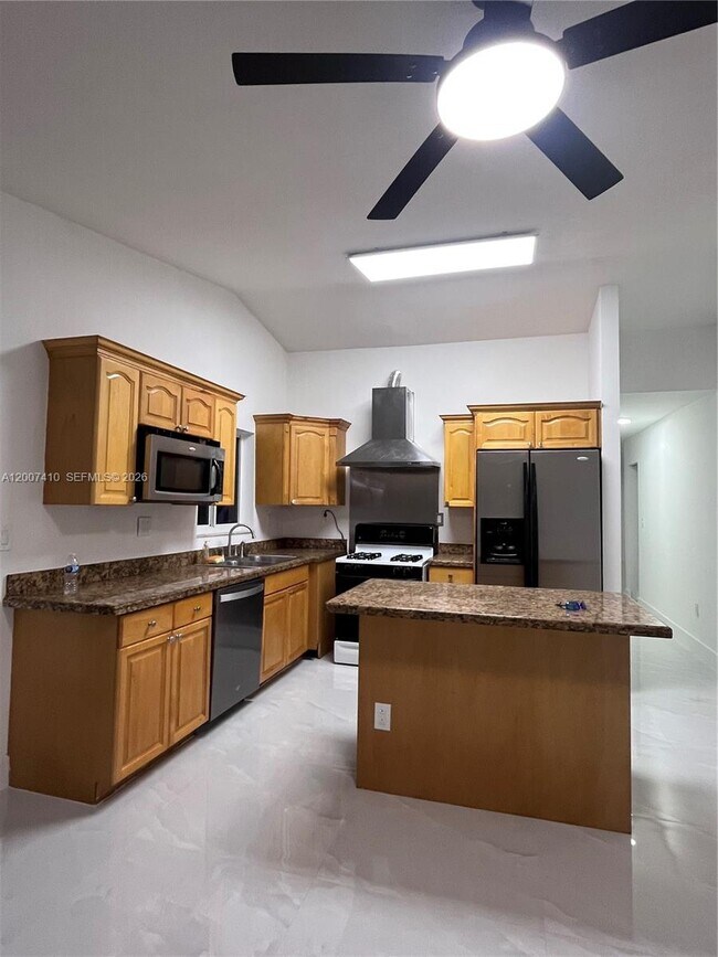 Building Photo - 10058 SW 156th Ct