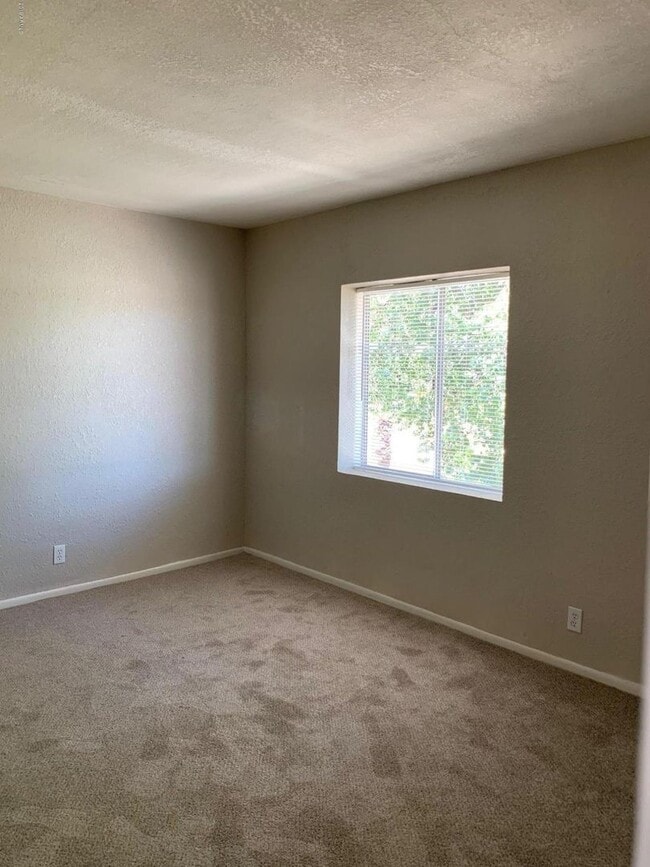 Building Photo - 3 Bedroom townhome for rent