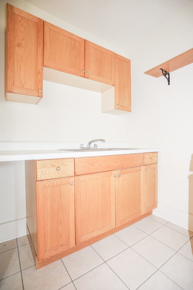 Building Photo - 1100 W Roscoe St