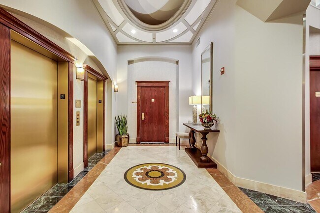 Foto del edificio - 230 W Division St