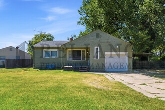 Building Photo - 2017 S Grn Acrs St