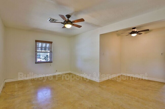 Building Photo - 326 E Whitton Ave