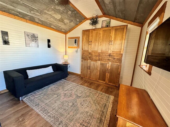 Foto del edificio - 6055 Trackside Rd