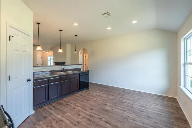 Foto del edificio - 2708 W Fredericksburg St