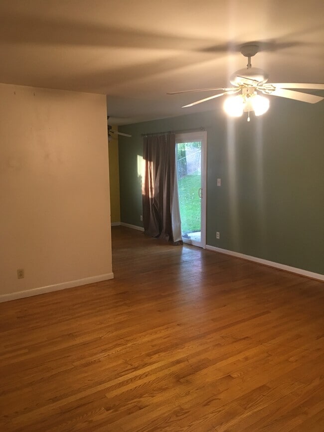 Building Photo - 463 Lawnview Cir