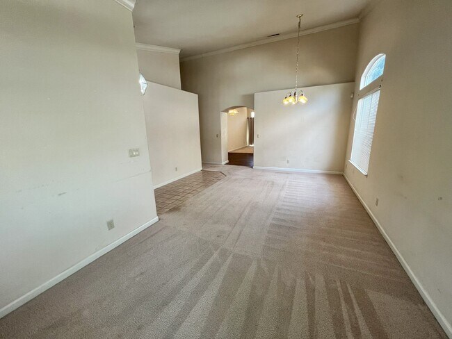 Foto del edificio - Cozy 4 Bed 2 Bath Home in Elk Grove
