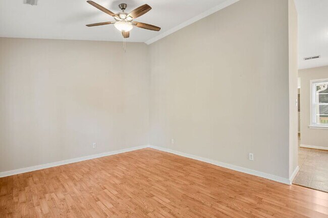 Foto del edificio - 3 Bedroom Ranch Home with Fenced Yard in Richmond – Available July 15th – $2,295/mo