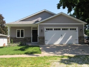 Building Photo - 405 E Palace Row