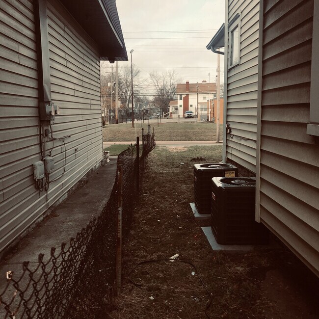 Building Photo - Sullivant