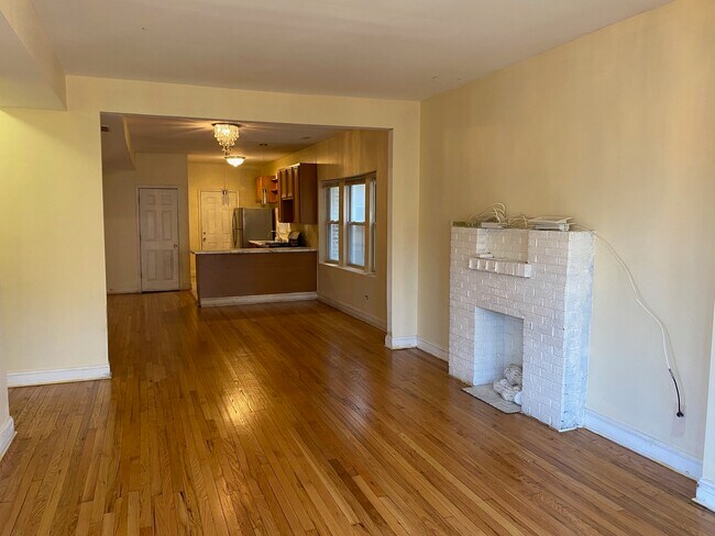 Building Photo - 6327 N Francisco Ave