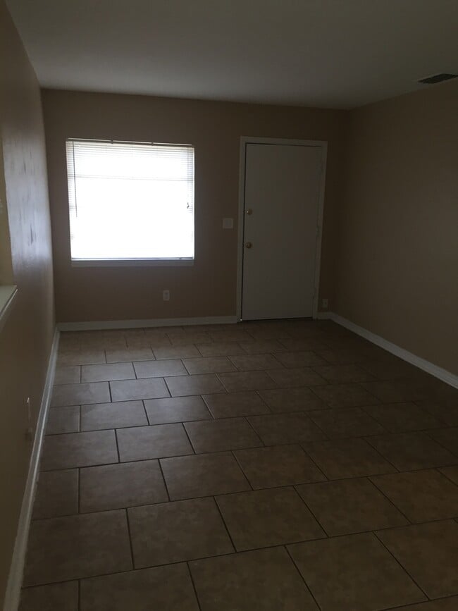 Building Photo - Three Bedroom One Bath