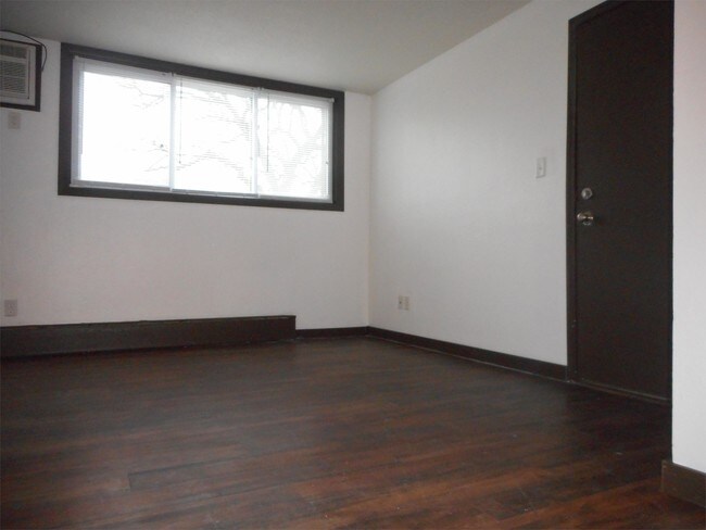 Building Photo - 1210 Robins Rd