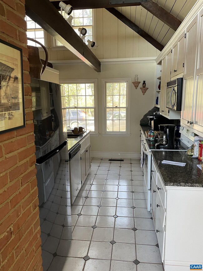 Foto del edificio - 7480 Happy Creek Rd