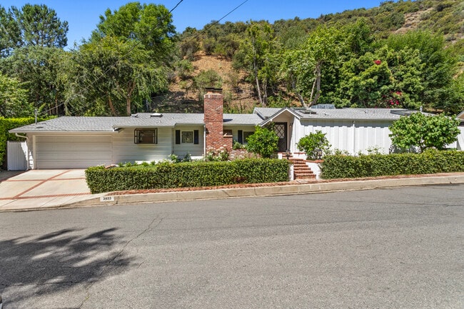 Foto del edificio - 3933 Mandeville Canyon Rd