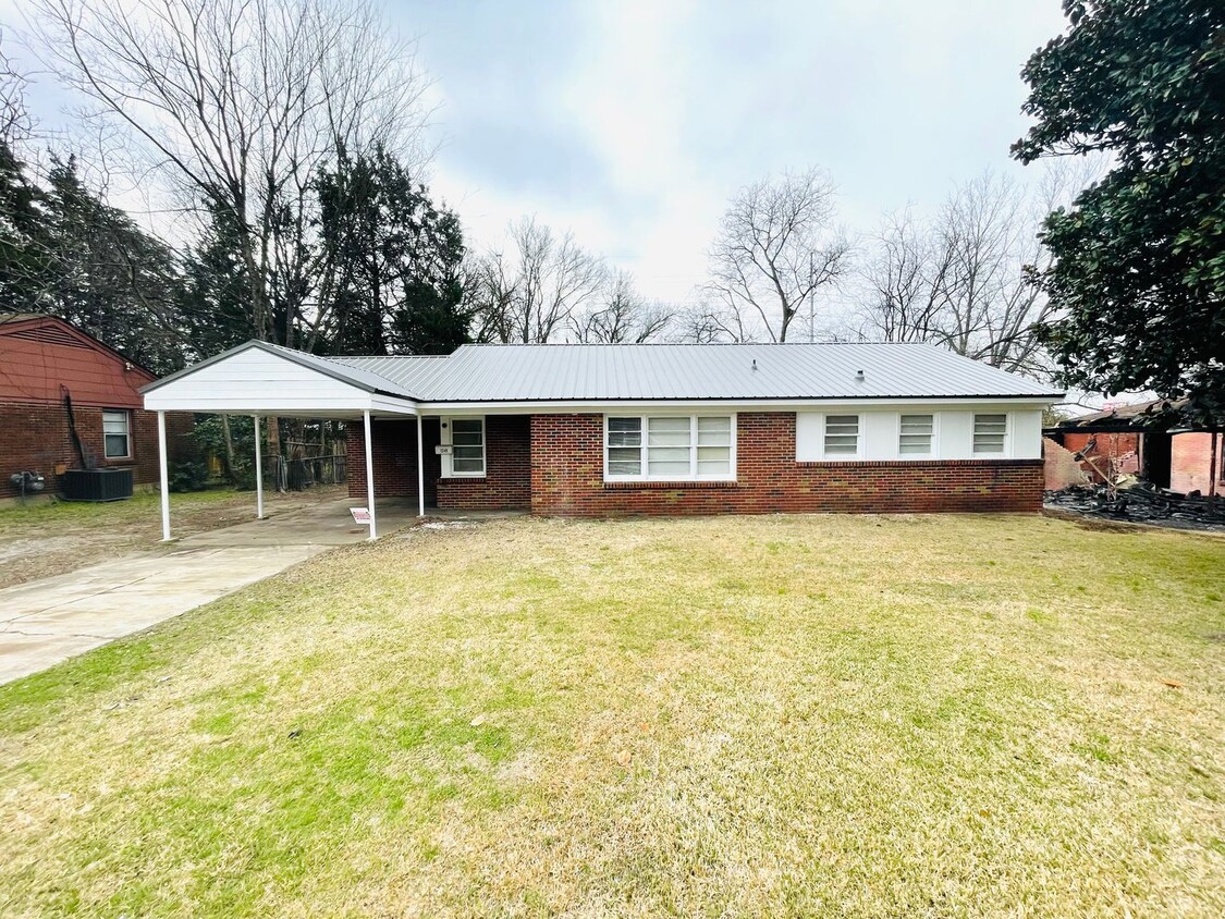 Foto principal - ** 3 bed 1 bath located in Druid Hills ** ...