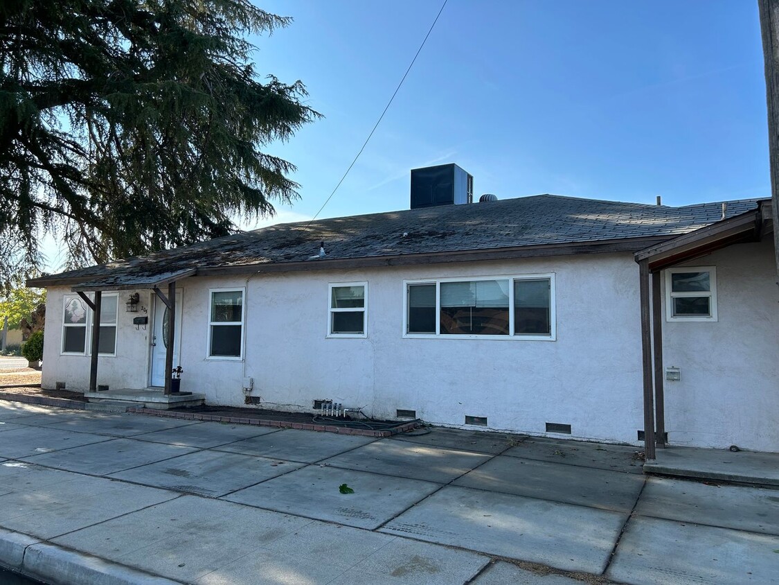 Primary Photo - 3 bed 2 bath with 4 car garage on corner lot!