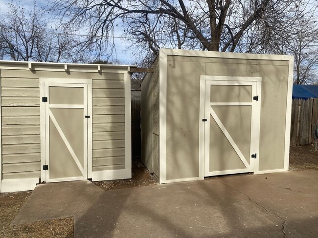 Building Photo - Available Now! 3/1 with carport!