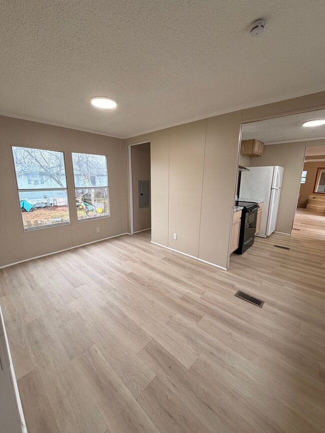 Building Photo - 3 bedroom, 2 bath Mobile Home in Yorktowne