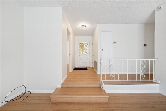 Building Photo - 2549 Notre Dame Dr