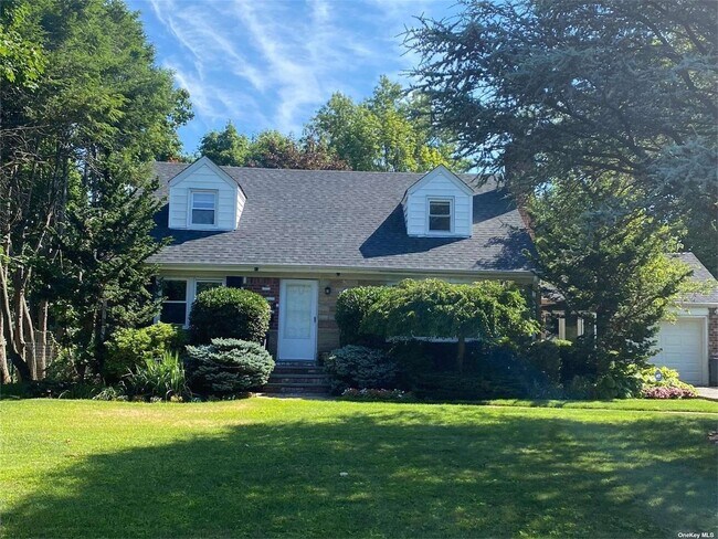 Foto del edificio - 668 Plandome Rd