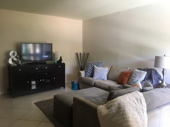 Building Photo - 2420 Diana Dr