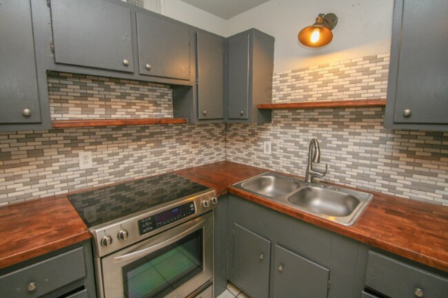 Building Photo - Stunning 2 Bed1 Bath duplex!