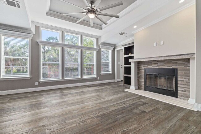 Foto del edificio - "Spacious 4-Bedroom Retreat with 3400 Sq Ft of Comfort in Gibsonton, FL!"