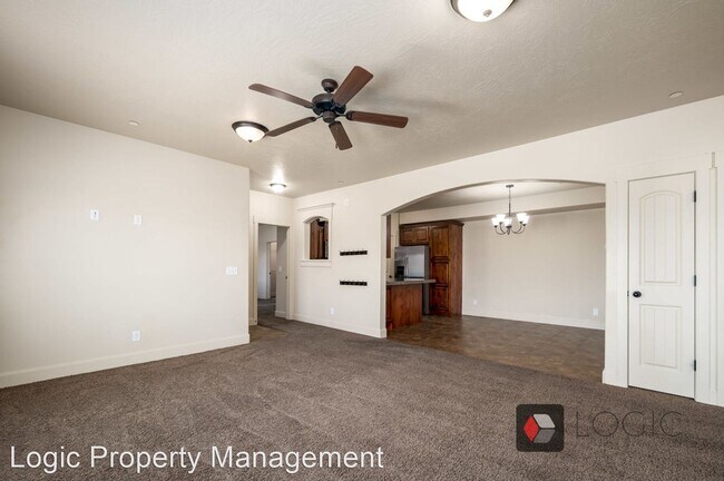 Foto del edificio - 3 br, 2 bath House - 3723 E. Rock Creek Rd...