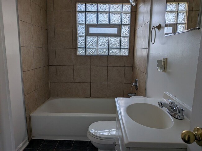 Foto del edificio - 3 bedroom available for immediate move in!