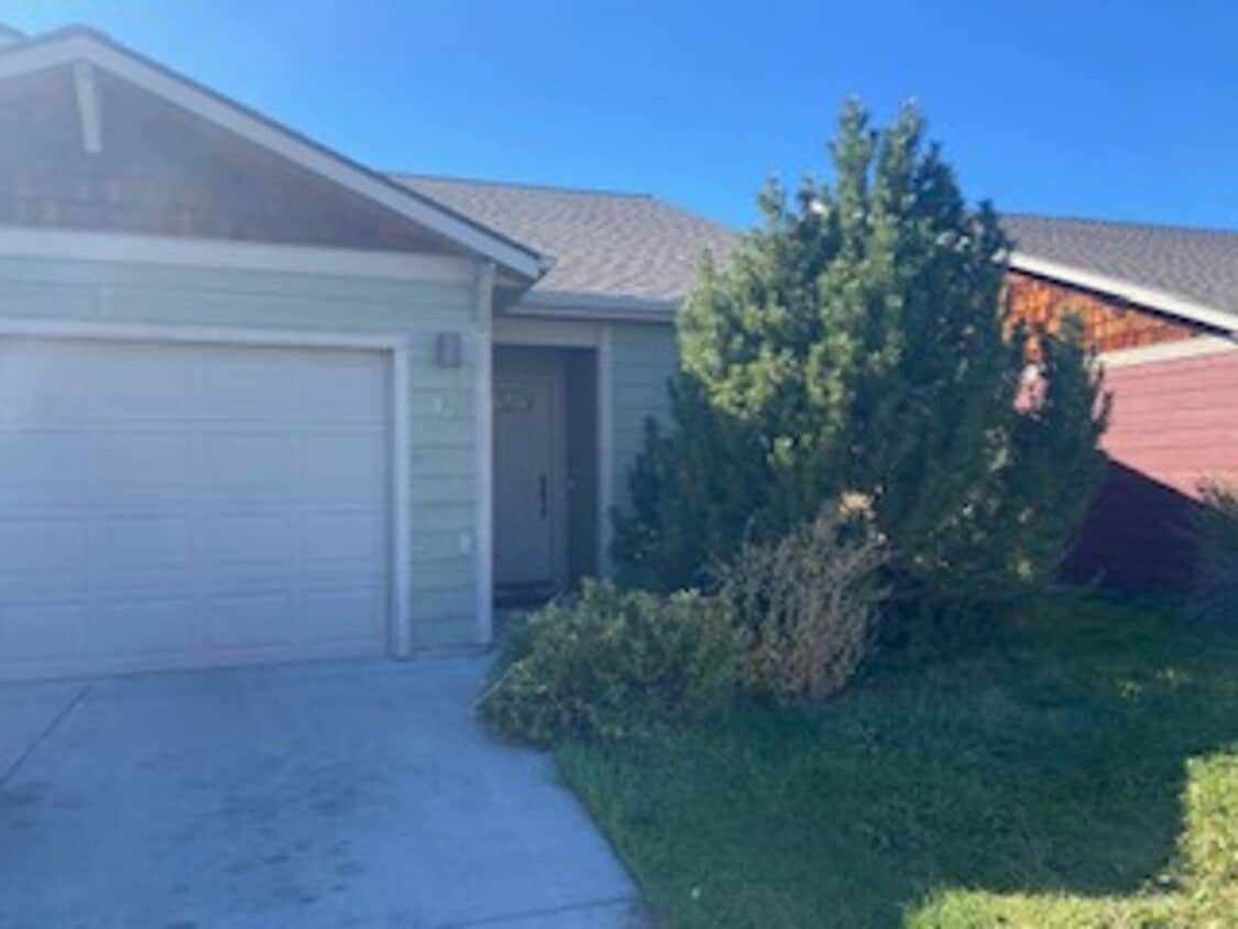Building Photo - 3 Bedroom 2 Bathroom Duplex