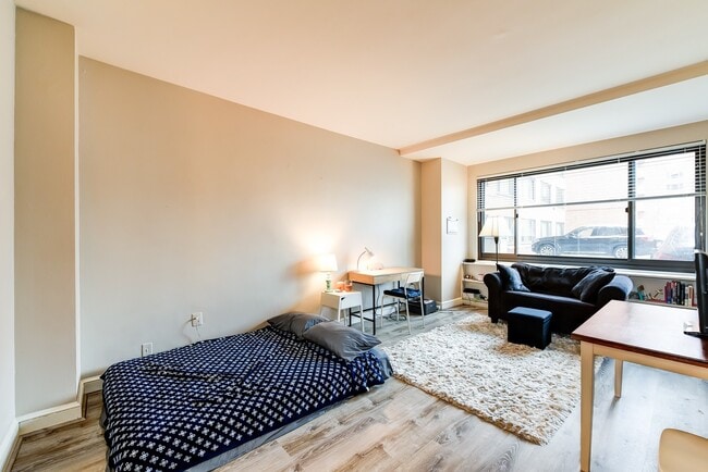 Building Photo - Spacious & Bright Studio at River Place East