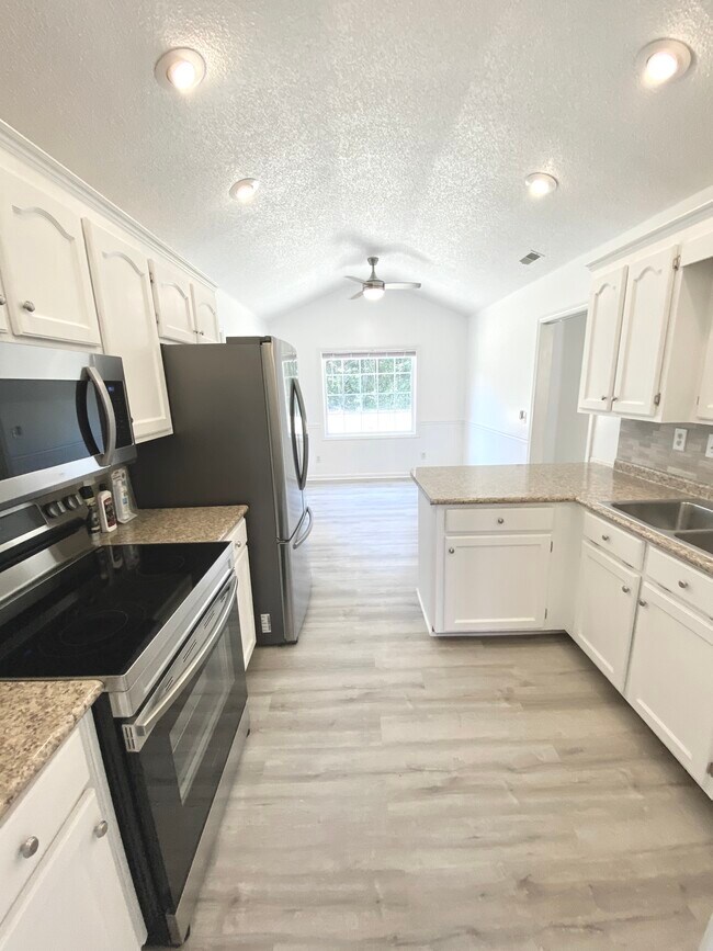 Building Photo - 2560 Nicholson Dr