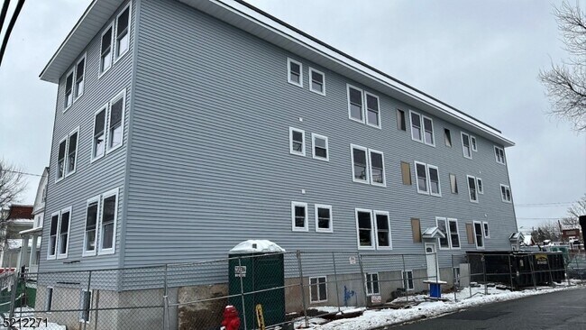 Building Photo - 250 Snyder St